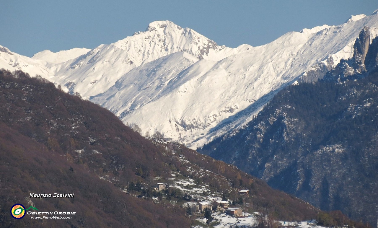 55 La costiera Grem Foppazzi e sullo sfondo la Cima di Valmora....JPG